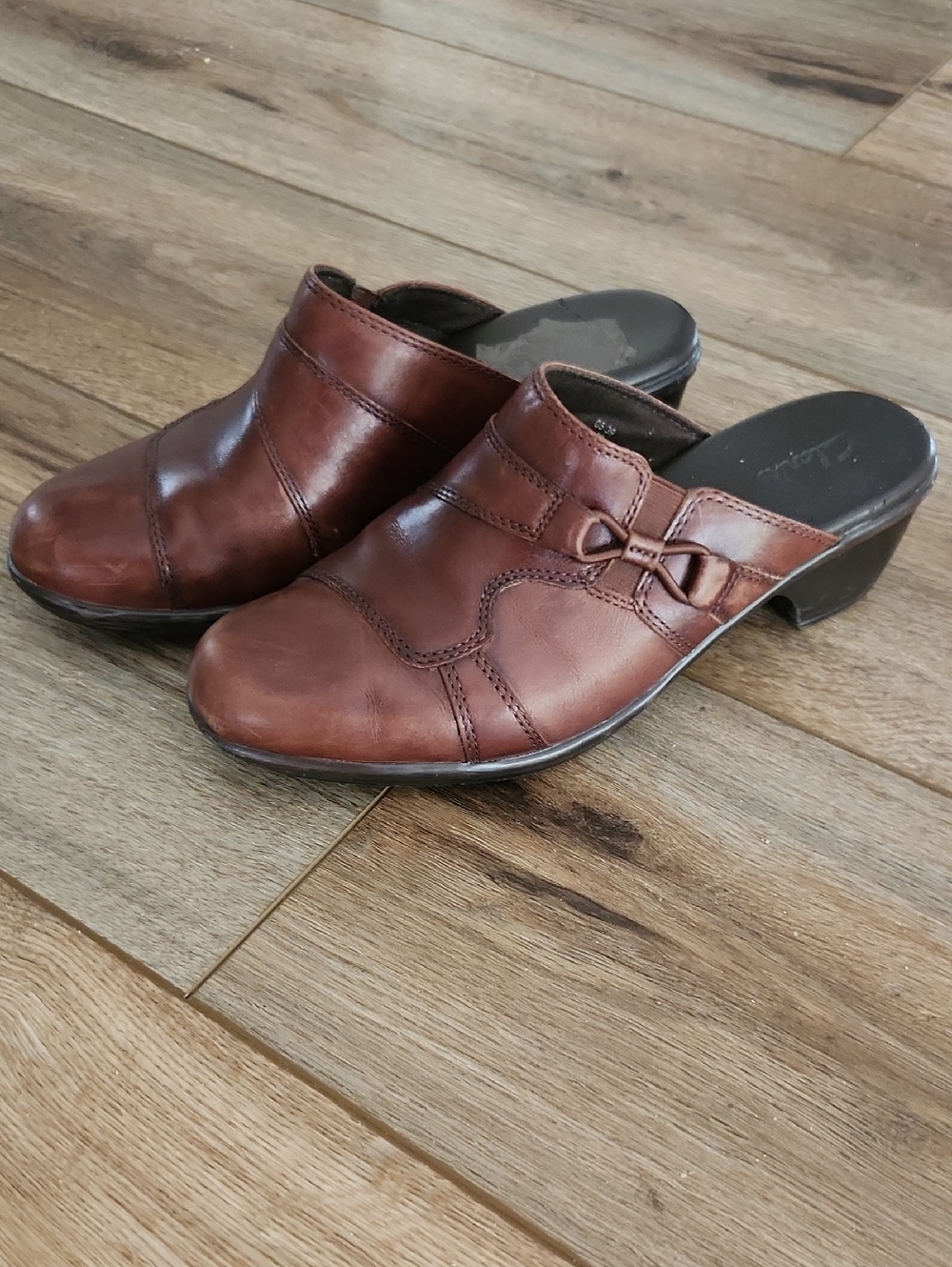Clarks Women's Brown Leather Slip-On Rubber Sole Mules with Bow Accent Size 6.5